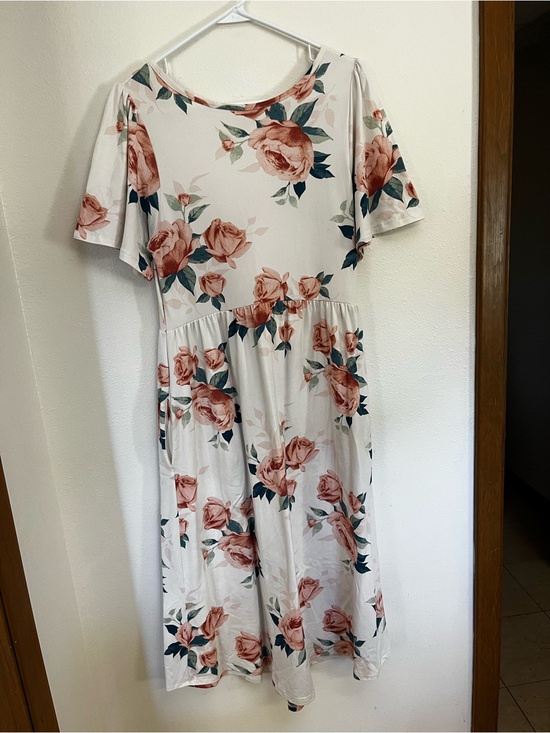 orange creek Dresses & Skirts - Orange Creek White Floral Short Sleeve Midi Dress with Pockets (Medium)